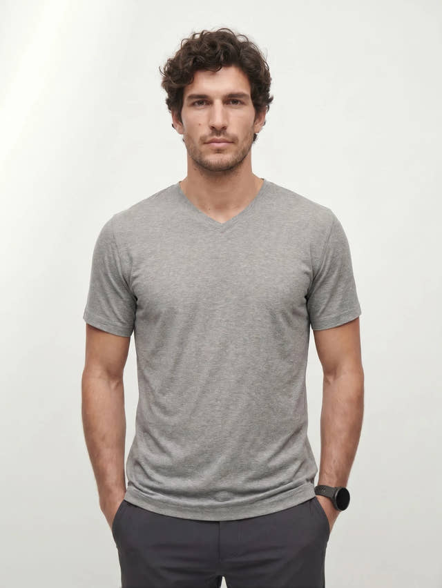 T-shirt col V performance AirPace™