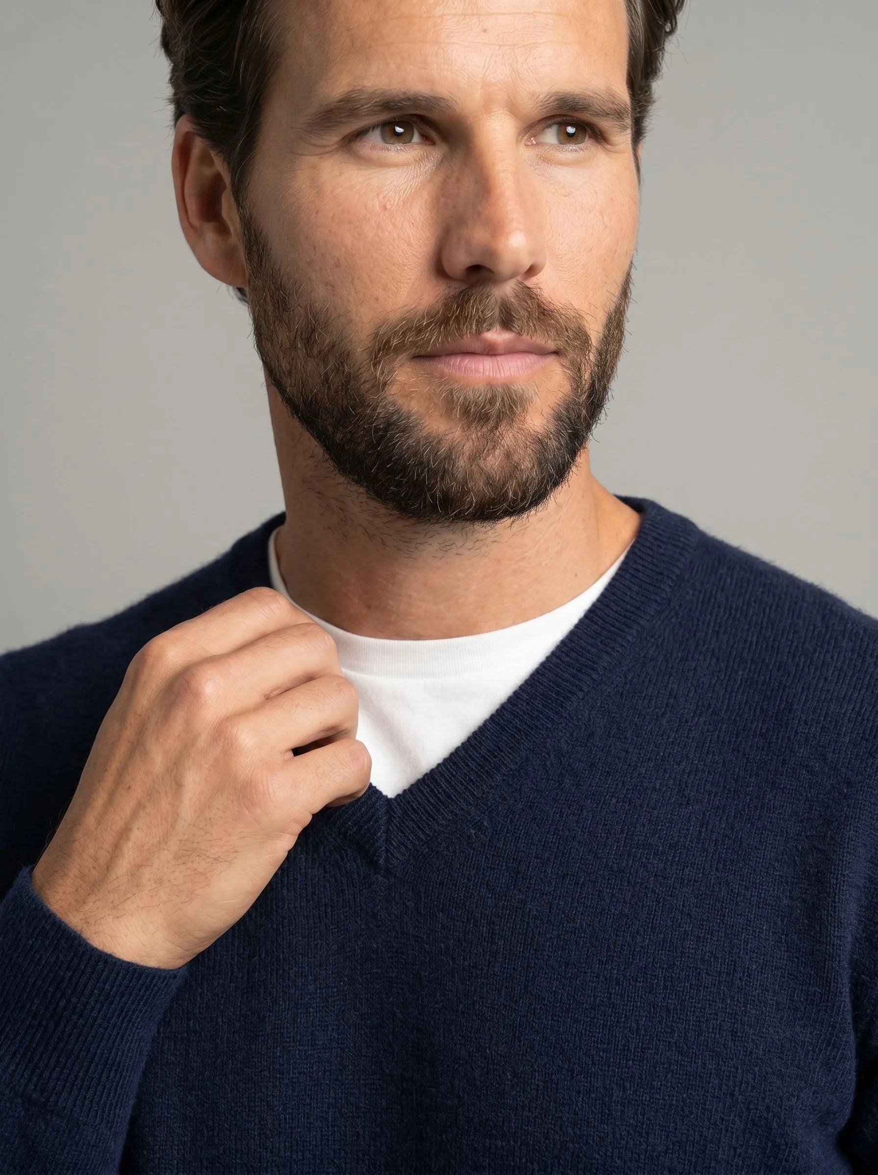 Maglione in cashmere mongolo con scollo a V